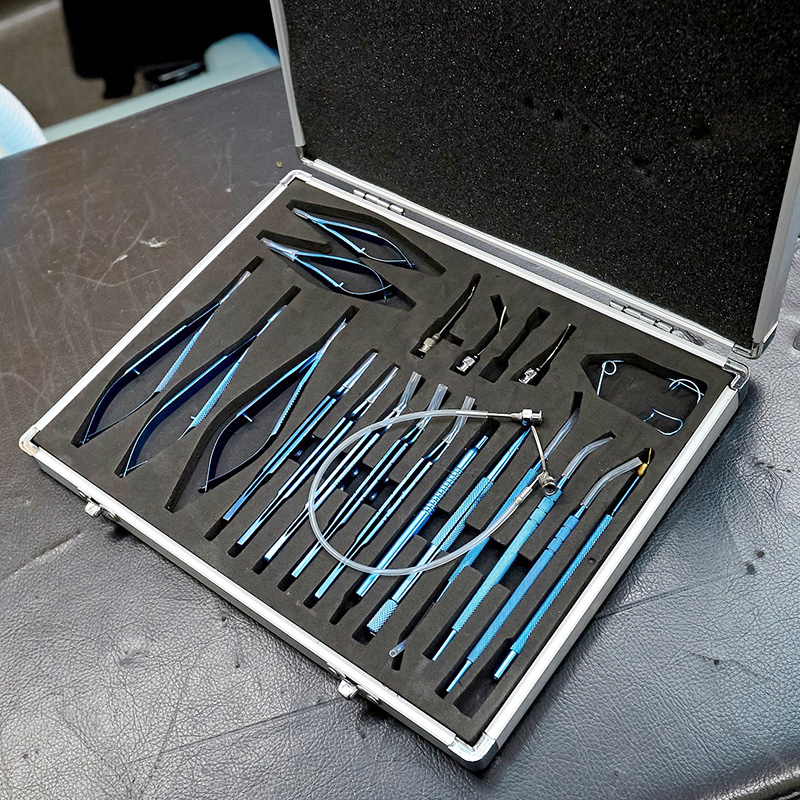 眼科手術器具セットの写真